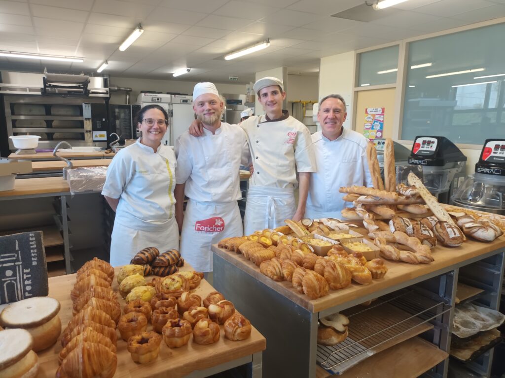 Mathéo Comte et Erwan Monguillon, accompagnés de leurs professeurs Mme Bouveret et Mr Chevallier